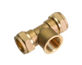 Nærbillede af Conex T-stykke i messing, der viser de to 28mm kompressionskoblinger og 3/4" gevindmuffe på hvid baggrund.