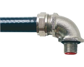 Thomas & Betts M20 90 graders forniklet stål fitting med ekstern han gevind forbundet til en sort slange.