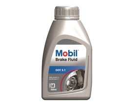 Mobil Brake Fluid DOT 5.1, 500ml flaske med grå kapsel, viser bremsekaliber og skive på etiketten.