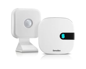 Sensibo Air controller sammen med den eksterne rumføler, begge i hvid og isoleret på hvid baggrund.