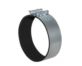 En Lindab montagebøjle MK med diameter på 315mm står isoleret på en hvid baggrund, vist fra siden med synlig samling.