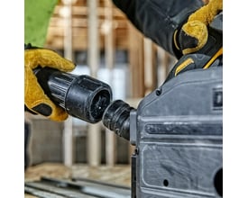 DeWalt 54V Flexvolt dyksav kobles til en støvsuger via en sort adapter med et groft mønster.
