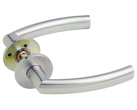 Assa Abloy Sweden 19 RS-dørgreb i børstet stål med runde rosetter, vist fra begge sider.