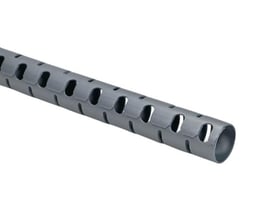 Nærbillede af grå HellermannTyton spiralslange HWPP med udskæringer for kabelgennemføring og kabelbeskyttelse.