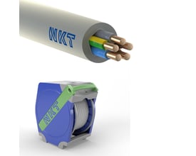 Detaljebillede af NKT installationskabel NOIKLX Qaddy 5G4, der viser de fem farvede kobberledere og den grå, lette yderkappe med NKT logo.