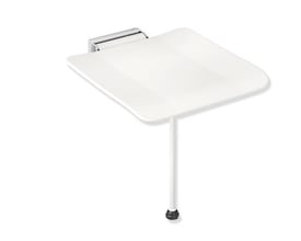 HEWI System 900-klapsæde med hvid siddeflade på 450 x 450 mm, vist udfoldet med gulvstøtte og vægbeslag.