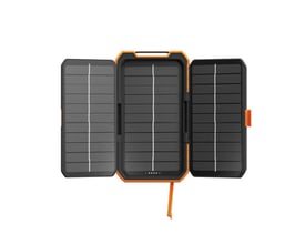 Xtorm Rugged solcelle-powerbank på 10.000 mAh i sort og orange, vist udfoldet med tre solcellepaneler.