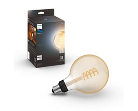 Philips Hue White Ambiance G125 Globe-filamentpære med synligt snoet filament og E27-sokkel ved siden af emballagen.