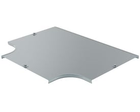 Legrand P31 T-stykkelåg 600 i pregalvaniseret stål, med en bredde på 600mm, set fra et let skråt vinkel.