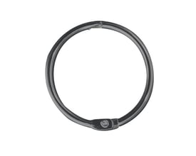 Enkel sort forhængsring med en diameter på 4 cm, præsenteret isoleret på hvid baggrund.
