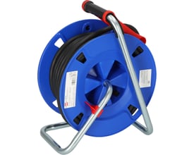 Bagside af Brennenstuhl Garant kabeltromle, viser den robuste konstruktion og et stabilt metalstel.