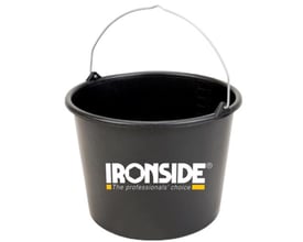 Sort Ironside murerspand på 20 liter med metalhank og indvendig literskala, set forfra.