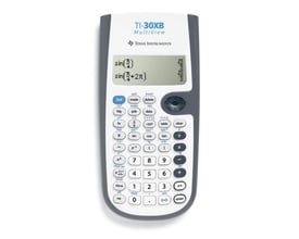 Texas Instruments TI-30XB MultiView lommeregner med grå kabinet og hvidt tastatur, viser matematiske udtryk på skærmen.