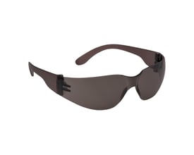 Sikkerhedsbrille PW32 med mørke, tonede glas og mørkegrå stel og stænger, præsenteret isoleret.