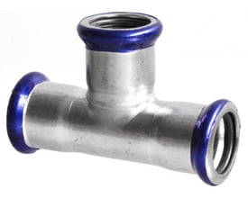 Unico rustfrit T-stykke til 35mm rør med tre pressmuffer og blå markeringsringe, ideel til drikkevand og varmeinstallationer.