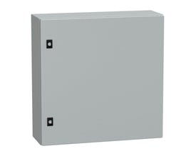 Lukket Schneider Electric CRN metal vægskab, 600x600x200 mm i RAL7035, med IP66 klassificering og synlige monteringsbeslag på fronten.
