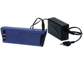 Sundström Safety SR502 HD-litiumionbatteri i blå og sort med tilsluttet oplader til SR 500.
