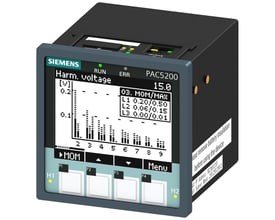 Nærbillede af Siemens SENTRON PAC5200 måleenhed, viser LCD-display med detaljeret strømkvalitetsdata og knapper til menu navigation.