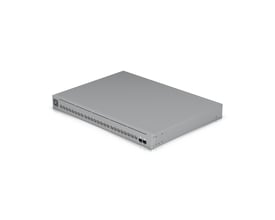 Ubiquiti USW-Pro-Max-24 switch set skråt fra siden på sort baggrund, med porte og statusindikatorer synlige.