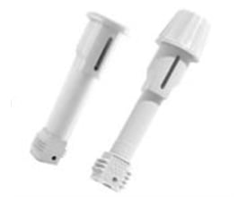 To hvide skruer af plast til CU kasser, den ene med et rundt hoved og den anden med et konisk hoved.