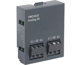 Schneider Electric TMC2 analog indstikskort med tydelig mærkning 'TMC2 AI2 Analog IN' og skrueklemmer for tilslutning af sensorer.