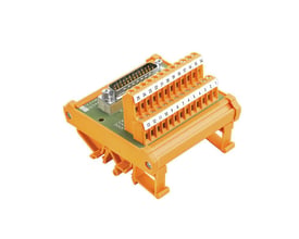 Weidmüller interfacemodul med orange terminalrækker og 37-polet D-sub-stik, set skråt forfra.