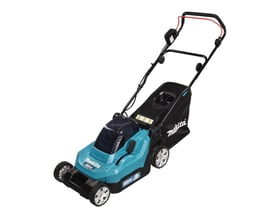 Makita plæneklipper 2x18V LXT, set fra fronten med fokus på 38 cm klippebredde og det blå plastskjold.