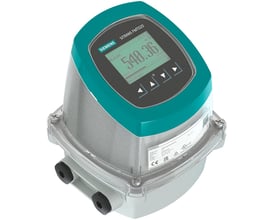 Siemens SITRANS FMT020 transmitter med grønt plasthætte og klar plastikhus, viser LCD-skærm med flowmåling.