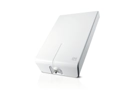 En enkelt hvid One For All SV 9455 udendørs antenne vist isoleret med en let vinkel og reflekterende overflade.