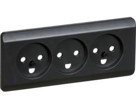 Lauritz Knudsen OPUS 66 afdækning til vandret tripel stikkontakt i koksgrå, 2½ modul med jord og integreret ramme.