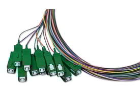 Sæt med 12 stk. pigtails med SC/APC stik, 2 meter lange og 0,9mm tykke, i 12 forskellige farver.