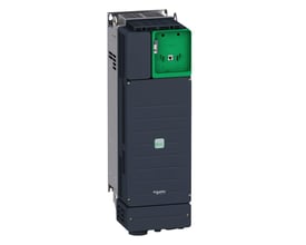 Detaljeret billede af Schneider Electric ATV340 frekvensomformerens frontpanel med Ethernet-port og grønne terminaler.