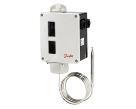 Danfoss RT14 termostat i hvid og sort, med tydeligt mærke 'Made in Poland' og CE-godkendelse, klar til brug.