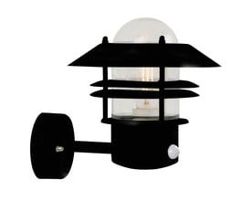 Nordlux Blokhus udendørs væglampe i sort galvaniseret stål med klar glascylinder og indbygget bevægelsessensor.