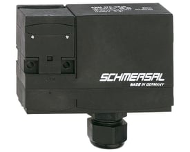 Schmersal AZM 170-02ZRK nøgleafbryder i sort kunststofhus med dobbelt isolering og 24V specifikation, fremstillet i Tyskland.