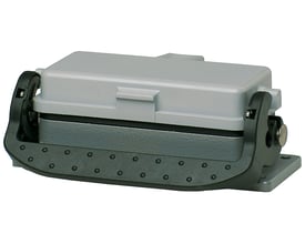 Procon B6 chassishus med låg, 28 mm høj, fremstillet af pulverlakeret aluminium med langsgående låsebøjle og en grå top.