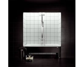 Svedbergs badekar i sort emaljeret stål, 170x70 cm, monteret med hvidt frontpanel i et moderne badeværelsesmiljø med sorte vægfliser.