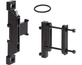 Monteringsvinkel MS4-WPM-2D fra Festo i sort metal, vist med en separat O-ring og monteringsbeslag med skruer.