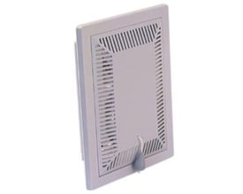 Set fra siden af en hvid Duka klapventil type 113, 150x150 mm, med en delvist lukket klap og den karakteristiske snor.