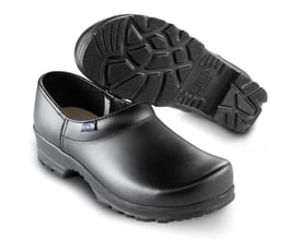 Sika Footwear Træsko Flex 8005 i sort læder, med bred pasform og synlig Sika logo. Sålen viser mønster og oliebestandighed.