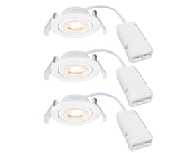 Nordlux Monolo 3-Kit med tre hvide downlights og tilhørende drivere, vist samlet med lyset tændt.