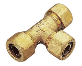 Messing T-stykke fra Tiemme til 18mm Alu/PEX rør, vist med et tydeligt præget logo og detaljer på kompressionsmufferne.