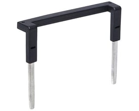 Sort jumper med metalben til spoleside A1/A2 og common på relækontaktsiden, passer til GZP4 sokkel.