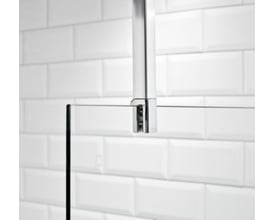 Vetro justerbar loftstiver i krom, 1000 mm, monteret på 8 mm glasplade med hvidt flisebaggrund.