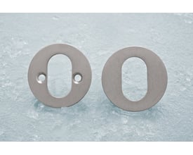 Assa Abloy oval cylinderroset til ind- og udvendig montering, vist med en side med skruehuller og en uden.