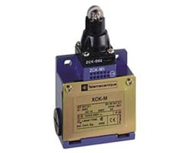 Frontvisning af Schneider Electric XCK-M endestop i metal med tydeligt mærket kontakttype og certificeringer.