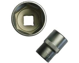 Kort EasyDrive-top i mørkt metal, vist skråt og set ind i den sekskantede åbning, med 1/2 tommes fæste og 10 mm størrelse.