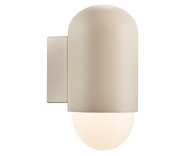 Nordlux Heka udendørs væglampe i sandfarvet aluminium og glas med E27 fatning, vist med nedadvendt lys.