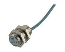 Carlo Gavazzi induktiv M18-aftaster med IO-Link, PNP NO og 8 mm skærmet afstand, vist skråt med kabel.