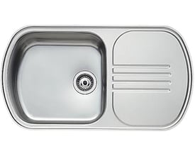 Ifö Concert C1P-885 K køkkenvask i rustfrit stål, 885 mm bred med integreret afløbsbakke og bundventil.